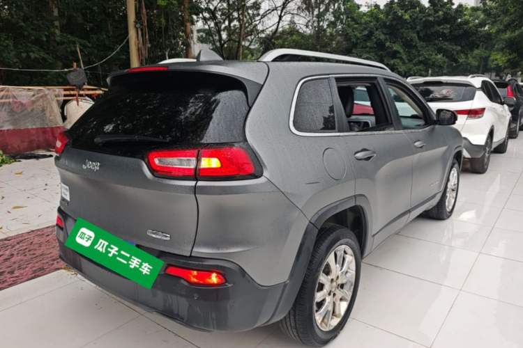 Used Jeep Cherokee 2014 2.4L Luxury Edition Rear Right 45 Deg
