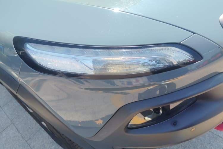 Used Jeep Cherokee 2014 3.2L High-Performance Version Right Front Headlight