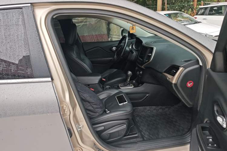 Used Jeep Cherokee 2014 2.4L Luxury Edition Right Front Seat