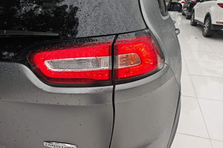 Used Jeep Cherokee 2014 2.4L Luxury Edition Right Rear Taillight