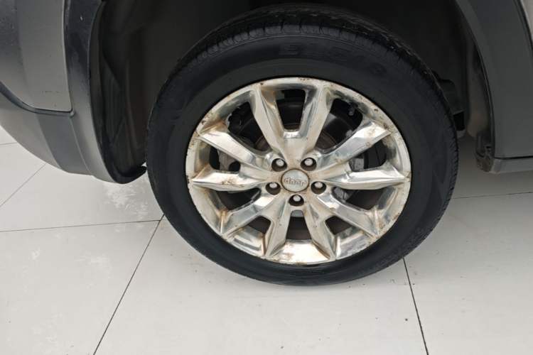 Used Jeep Cherokee 2014 2.4L Luxury Edition Right Rear Wheel Hub