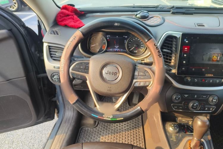 Used Jeep Cherokee 2014 3.2L High-Performance Version Steering Wheel
