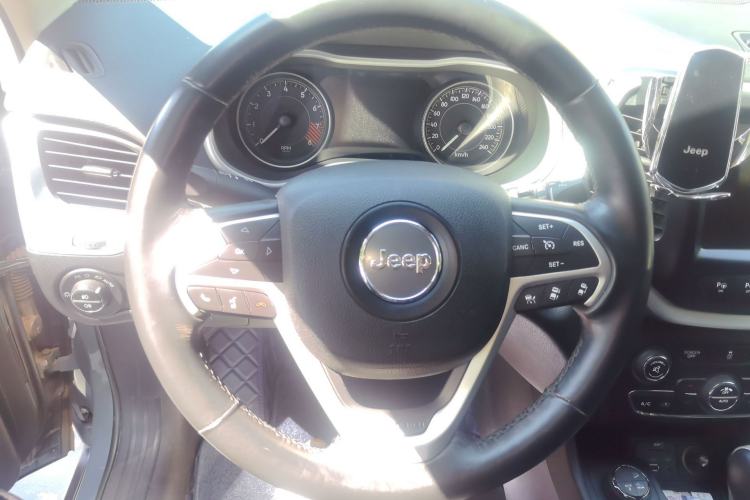 Used Jeep Cherokee 2014 3.2L High-Performance Version Steering Wheel
