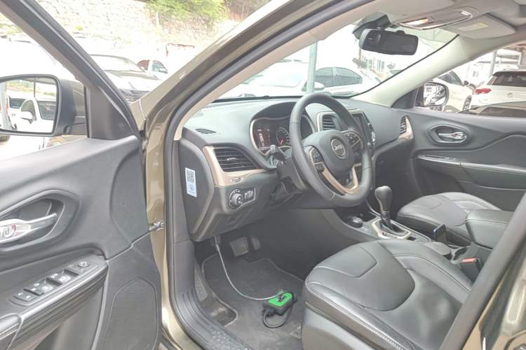 Used Jeep Cherokee 2014 2.4L Urban Edition Driver Seat