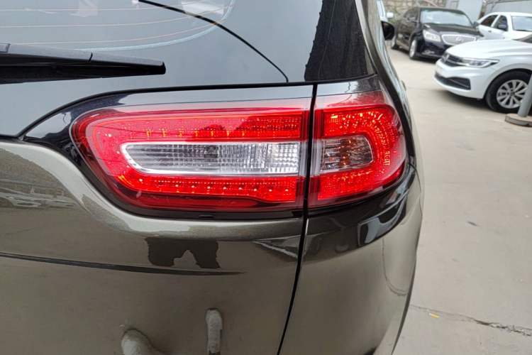 Used Jeep Cherokee 2014 2.4L Urban Edition Exterior 3