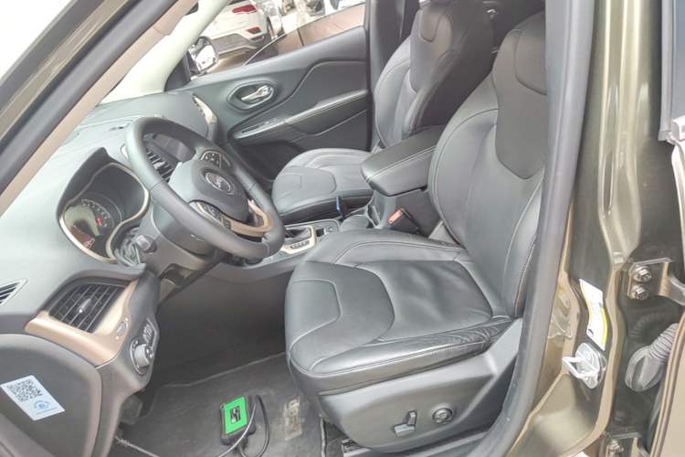 Used Jeep Cherokee 2014 2.4L Urban Edition Left Front Seat