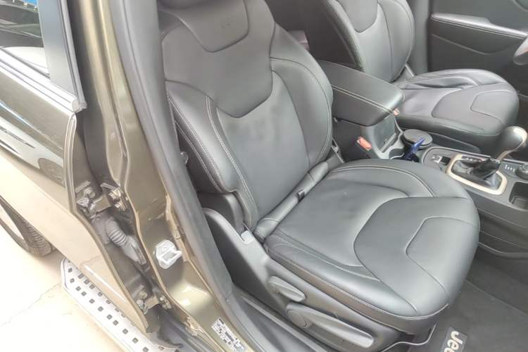 Used Jeep Cherokee 2014 2.4L Urban Edition Right Front Seat