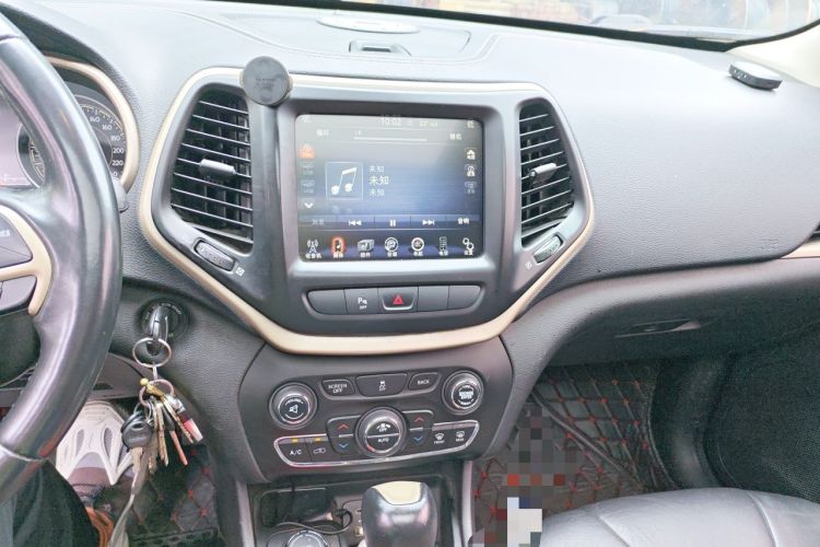 Used Jeep Cherokee 2014 2.4L Urban Edition Audio And AC Panel