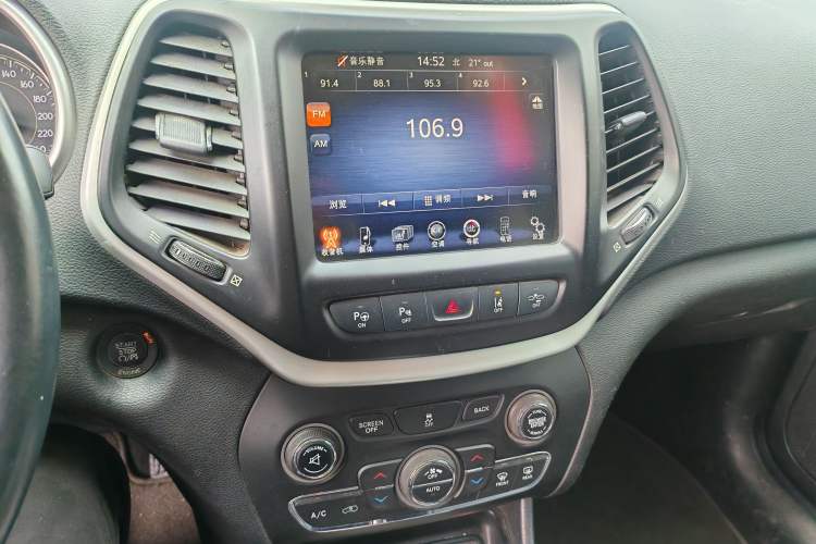 Used Jeep Cherokee 2014 3.2L High-Performance Version Audio And AC Panel