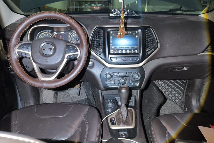 Used Jeep Cherokee 2014 2.4L High-Performance Version Center Console