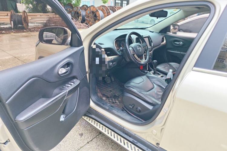 Used Jeep Cherokee 2014 2.4L Urban Edition Driver Seat