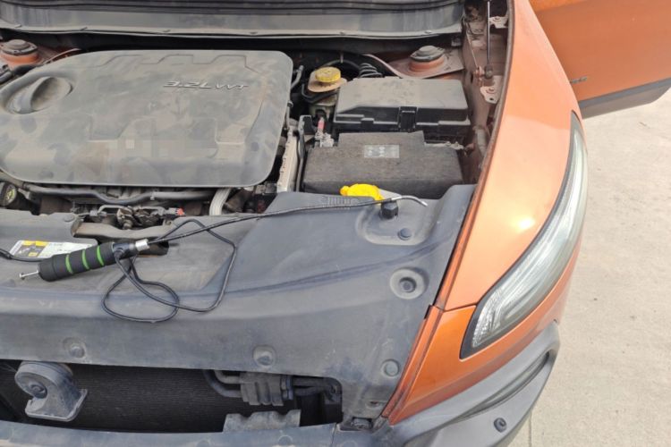 Used Jeep Cherokee 2014 3.2L High-Performance Version Engine Bay Left