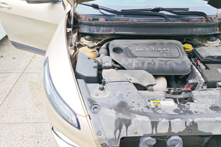 Used Jeep Cherokee 2014 2.4L Urban Edition Engine Bay Right