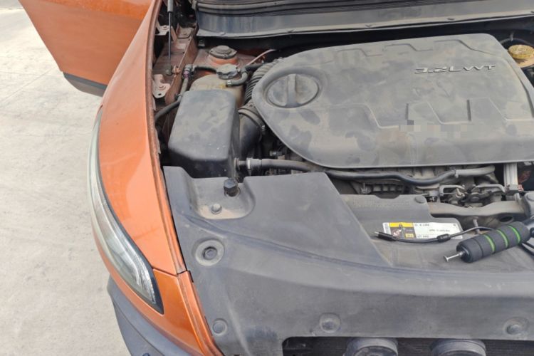 Used Jeep Cherokee 2014 3.2L High-Performance Version Engine Bay Right