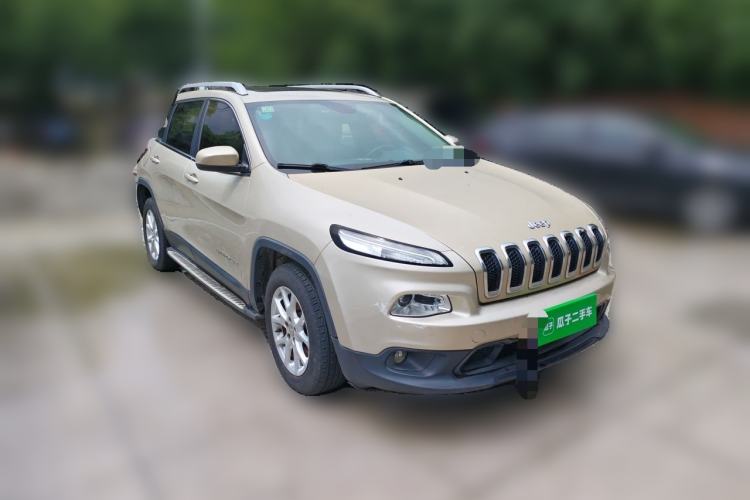 Used Jeep Cherokee 2014 2.4L Urban Edition Front Right 45 Deg