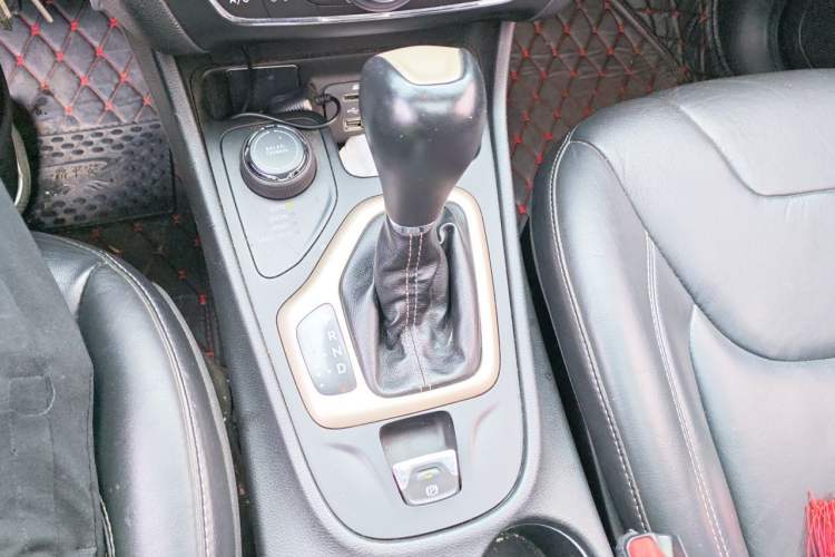Used Jeep Cherokee 2014 2.4L Urban Edition Gear Lever