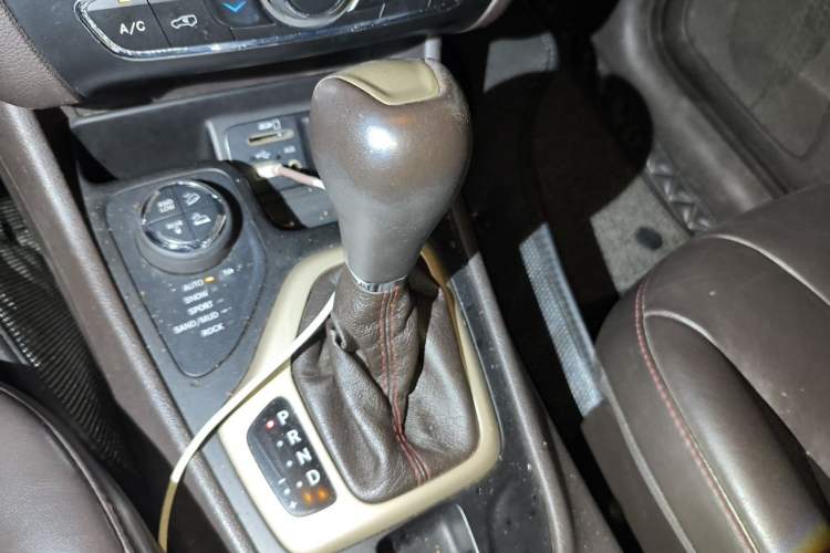 Used Jeep Cherokee 2014 2.4L High-Performance Version Gear Lever