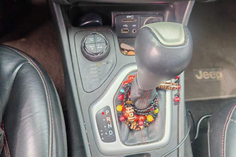 Used Jeep Cherokee 2014 3.2L High-Performance Version Gear Lever