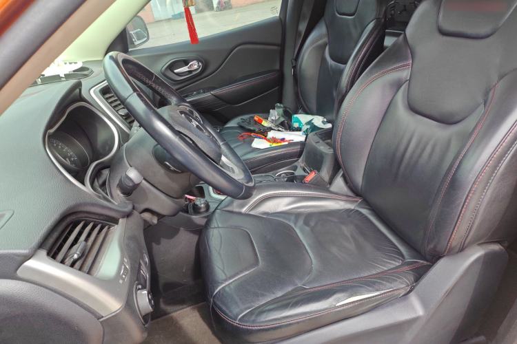 Used Jeep Cherokee 2014 3.2L High-Performance Version Left Front Seat