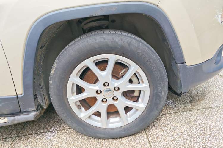 Used Jeep Cherokee 2014 2.4L Urban Edition Right Front Wheel Hub