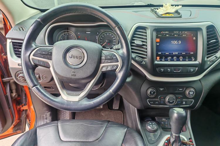 Used Jeep Cherokee 2014 3.2L High-Performance Version Steering Wheel