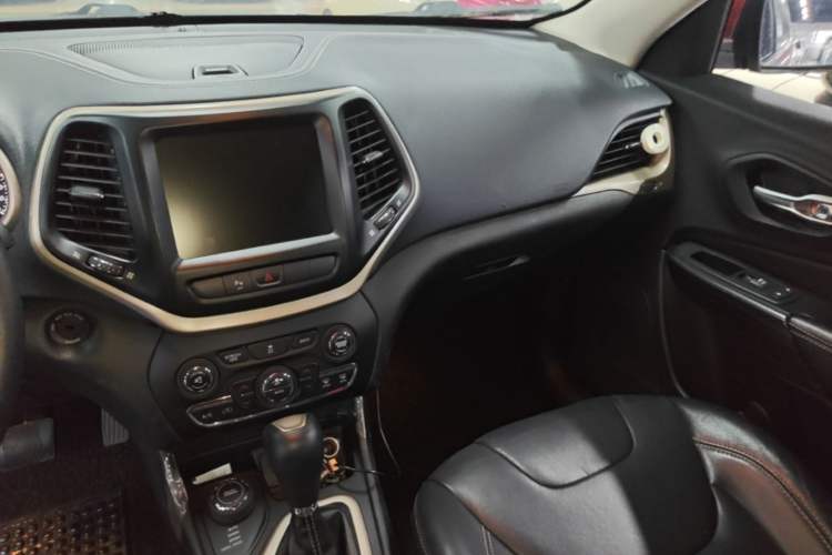 Used Jeep Cherokee 2014 2.4L Urban Edition Audio And AC Panel