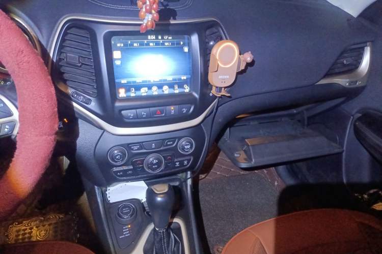 Used Jeep Cherokee 2014 2.4L Luxury Edition Audio And AC Panel