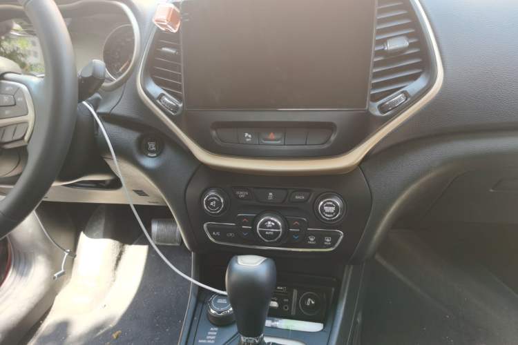Used Jeep Cherokee 2014 2.4L Luxury Edition Audio And AC Panel