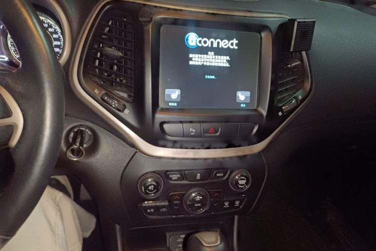 Used Jeep Cherokee 2014 2.4L Urban Edition Audio And AC Panel
