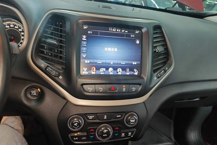 Used Jeep Cherokee 2014 2.4L Luxury Edition Audio And AC Panel