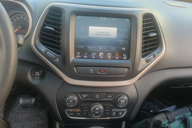 Used Jeep Cherokee 2014 2.4L Luxury Edition Audio And AC Panel