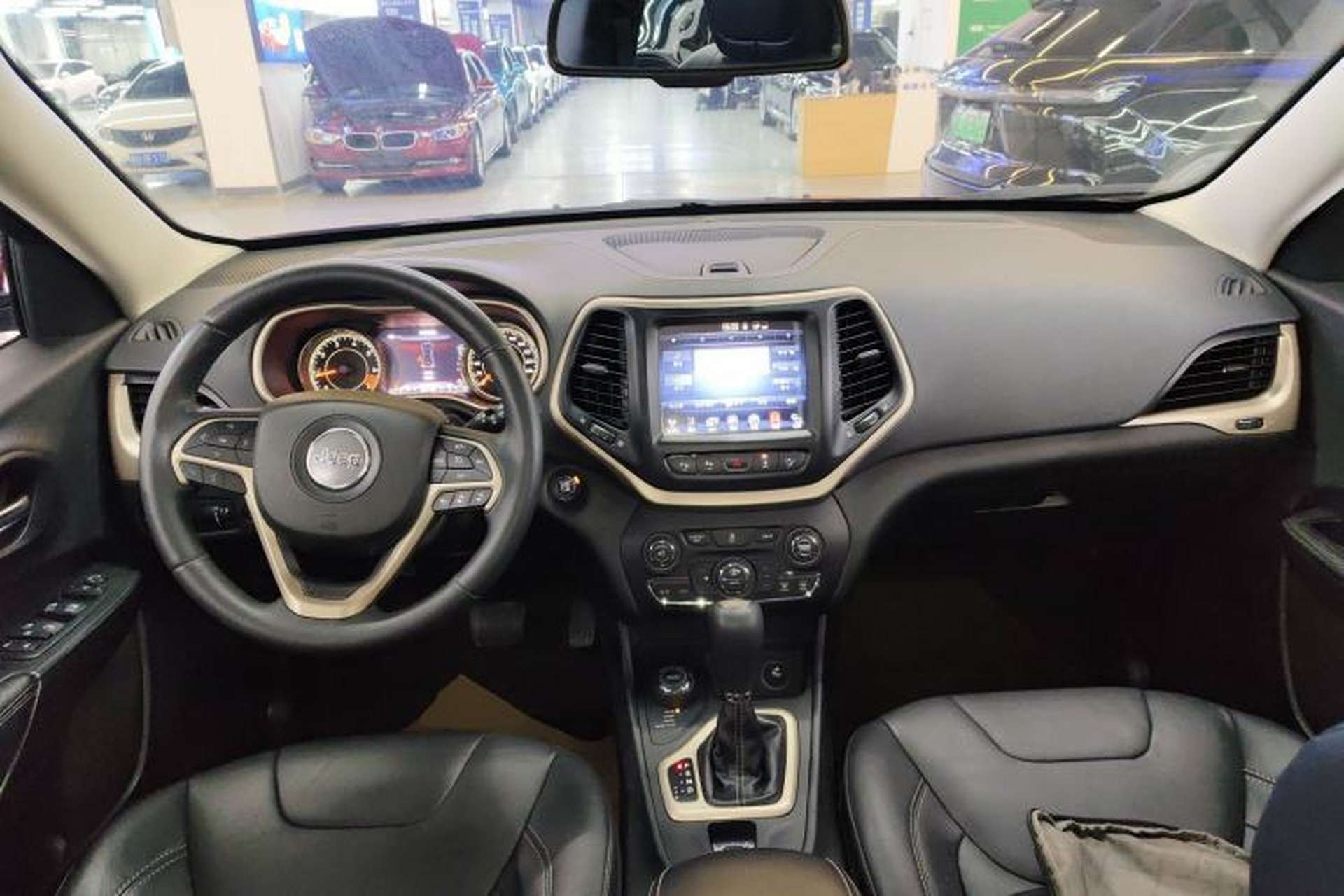 Used Jeep Cherokee 2014 2.4L Luxury Edition Center Console