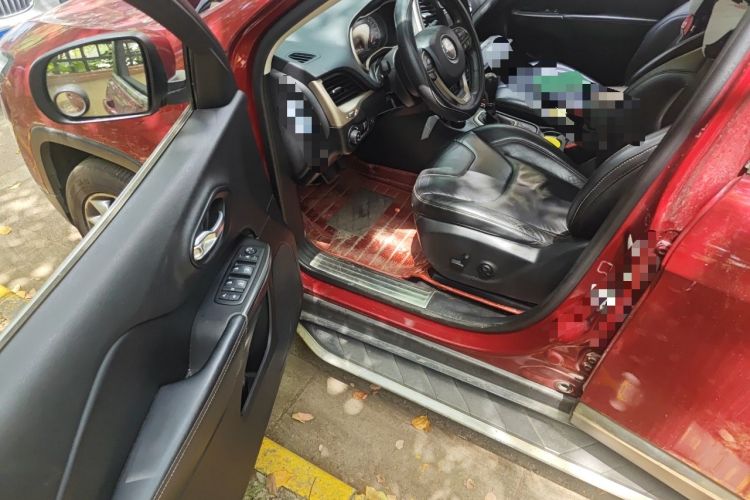 Used Jeep Cherokee 2014 2.4L Luxury Edition Driver Seat
