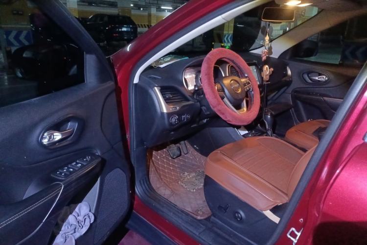Used Jeep Cherokee 2014 2.4L Luxury Edition Driver Seat