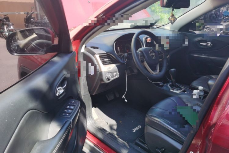 Used Jeep Cherokee 2014 2.4L Luxury Edition Driver Seat