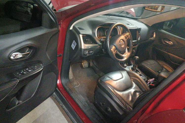 Used Jeep Cherokee 2014 2.4L Urban Edition Driver Seat