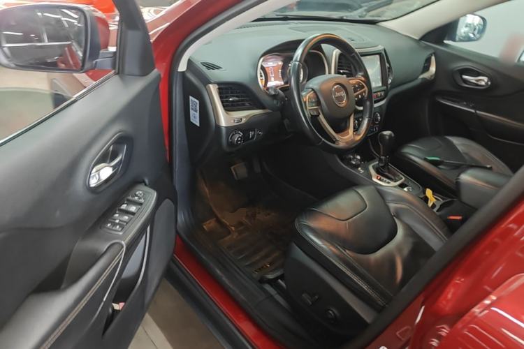 Used Jeep Cherokee 2014 2.4L Luxury Edition Driver Seat