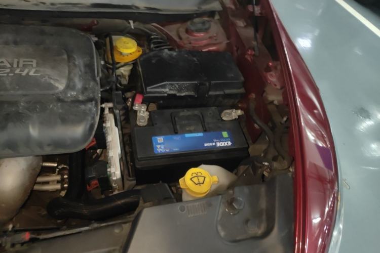 Used Jeep Cherokee 2014 2.4L Luxury Edition Engine Bay Left