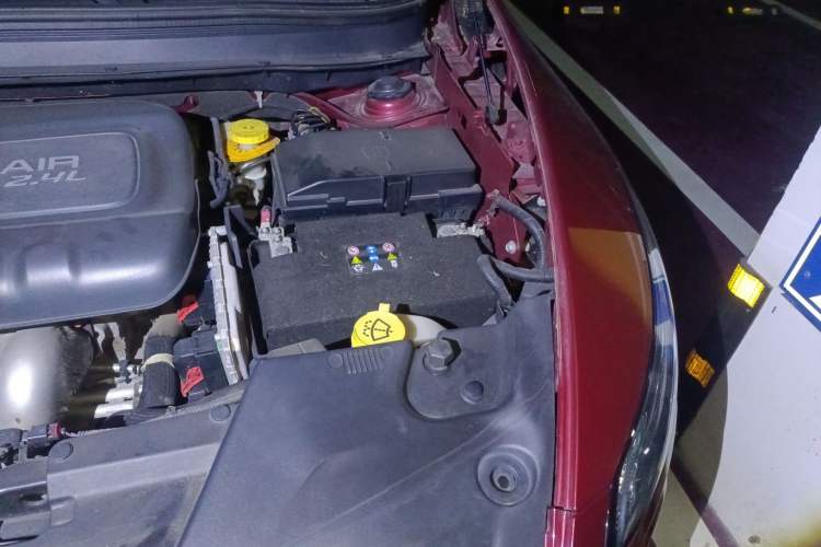 Used Jeep Cherokee 2014 2.4L Luxury Edition Engine Bay Left