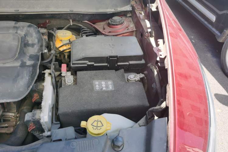 Used Jeep Cherokee 2014 2.4L Luxury Edition Engine Bay Left