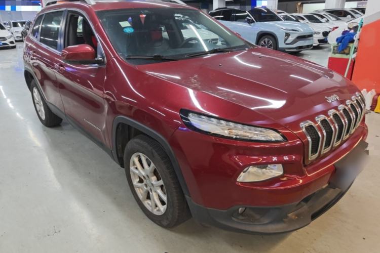 Used Jeep Cherokee 2014 2.4L Urban Edition Front Right 45 Deg