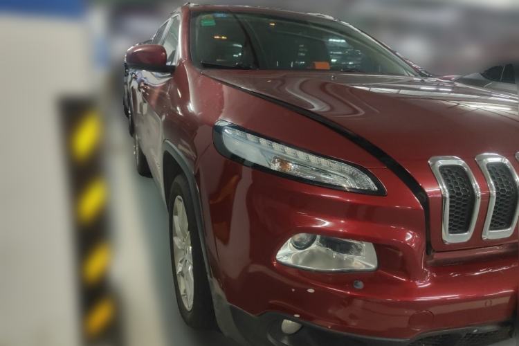 Used Jeep Cherokee 2014 2.4L Luxury Edition Front Right 45 Deg