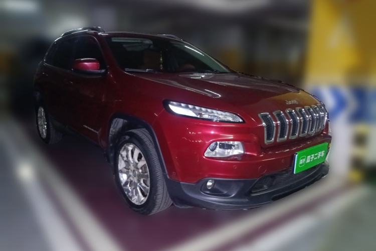 Used Jeep Cherokee 2014 2.4L Luxury Edition Front Right 45 Deg