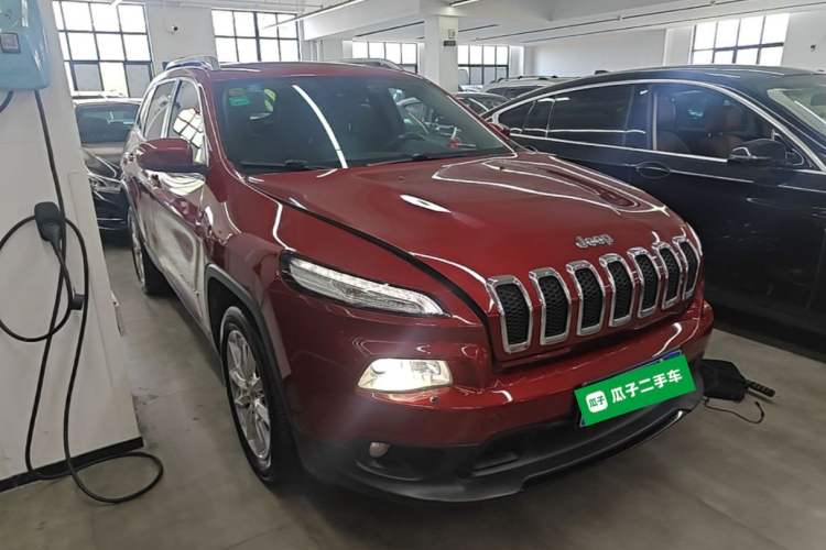 Used Jeep Cherokee 2014 2.4L Luxury Edition Front Right 45 Deg