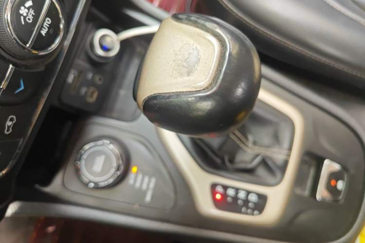 Used Jeep Cherokee 2014 2.4L Luxury Edition Gear Lever
