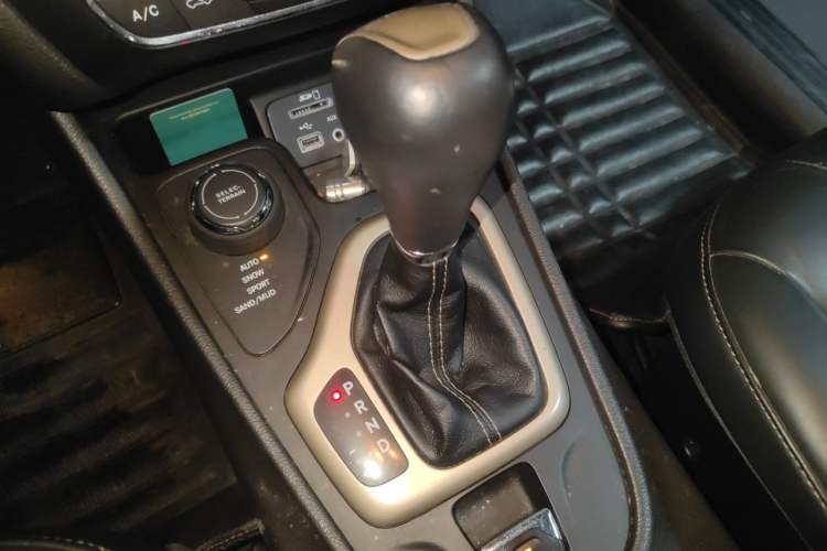 Used Jeep Cherokee 2014 2.4L Luxury Edition Gear Lever