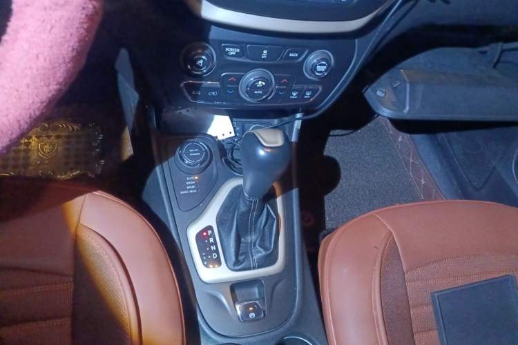 Used Jeep Cherokee 2014 2.4L Luxury Edition Gear Lever