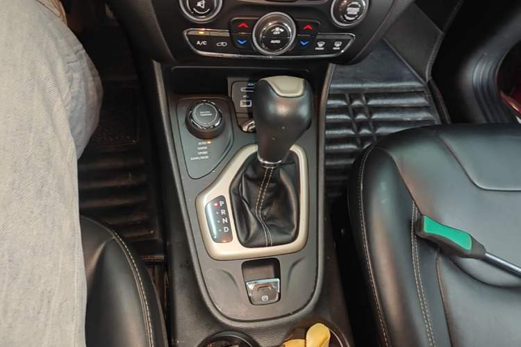 Used Jeep Cherokee 2014 2.4L Luxury Edition Gear Lever