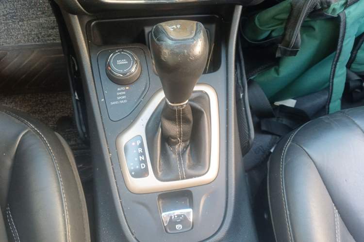 Used Jeep Cherokee 2014 2.4L Luxury Edition Gear Lever