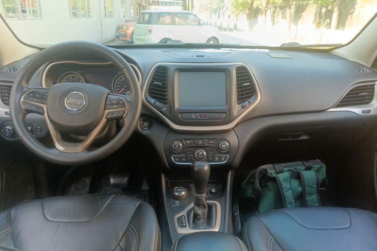 Used Jeep Cherokee 2014 2.4L Luxury Edition Interior 2
